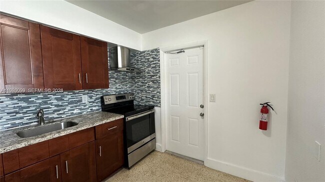 Building Photo - 514 NE 4th Ave