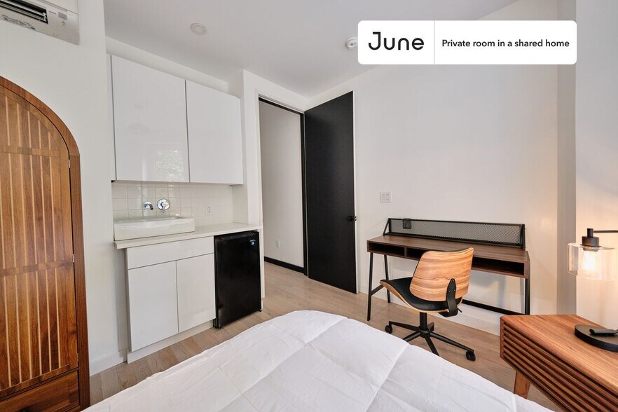 Building Photo - Private bedroom in 4 bed/4 bath Home
