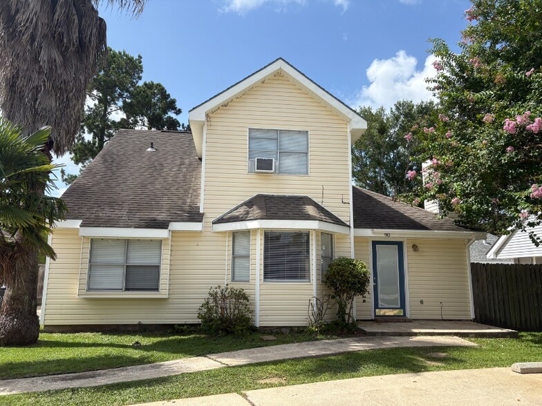 Primary Photo - 90 Maison Dr
