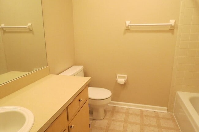 Building Photo - 2BR/2BA Townhome