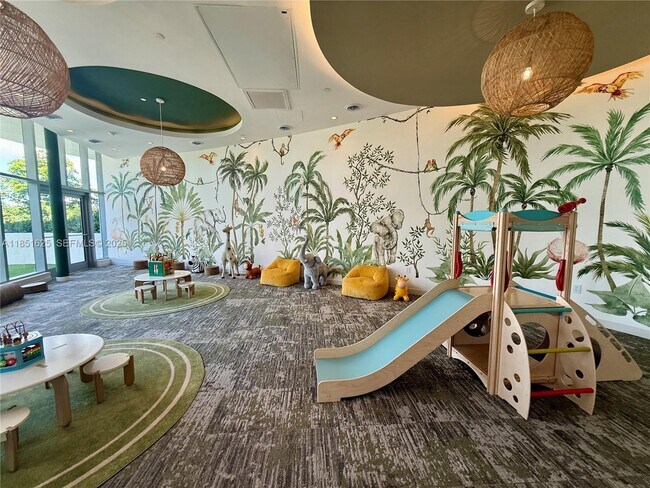 Building Photo - 700 NE 24th St