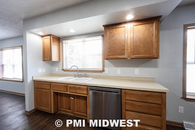 Building Photo - "Charming 4-Bedroom Home with 2 Full Baths in Arcadia – Your Spacious Retreat Awaits!"