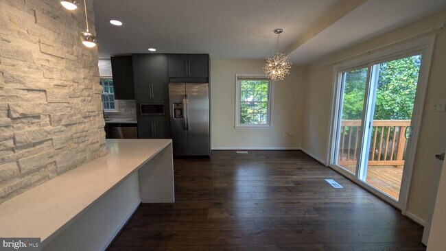 Building Photo - 5813 Shana Pl