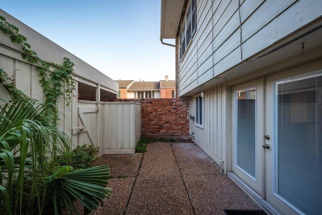 Building Photo - 402 Bendwood Dr