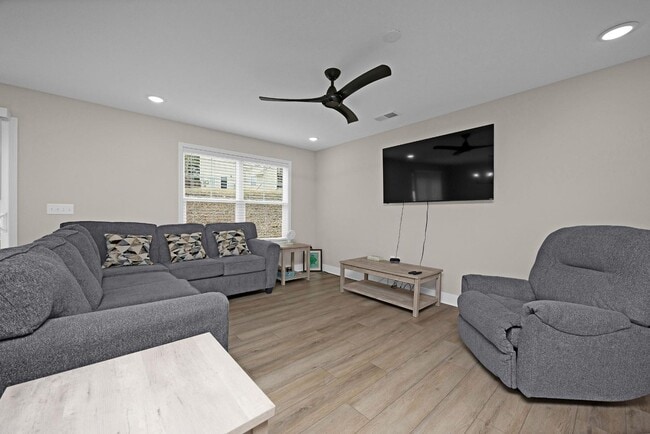 Building Photo - 204 Hunter Ln