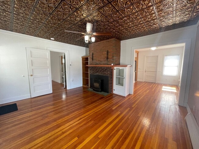 Building Photo - Bright & Updated 2-Bed Home in Dalton- $2450