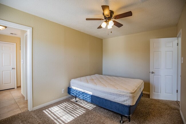 Building Photo - Charming 3 bedroom, 2 bath