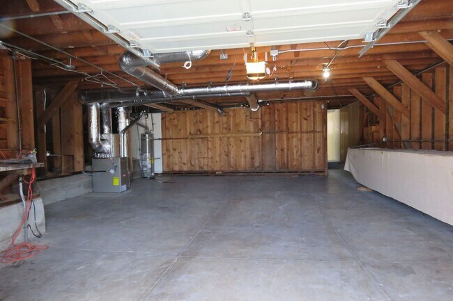Building Photo - 2 BEDROOM SUNSET HOUSE - PLUS BONUS ROOM