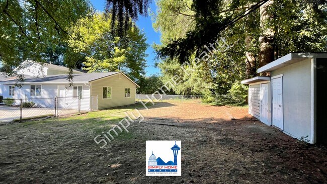 Building Photo - Cute and cozy, newly renovated 3 bedroom tucked inside a charming Tri-plex!