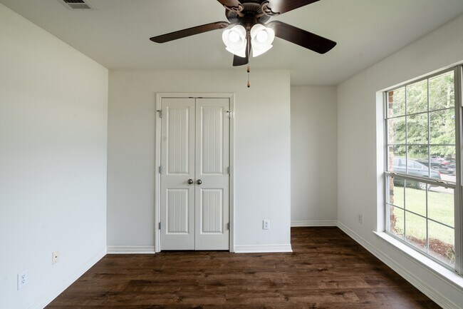 Building Photo - 1375 Selby Phillips Dr