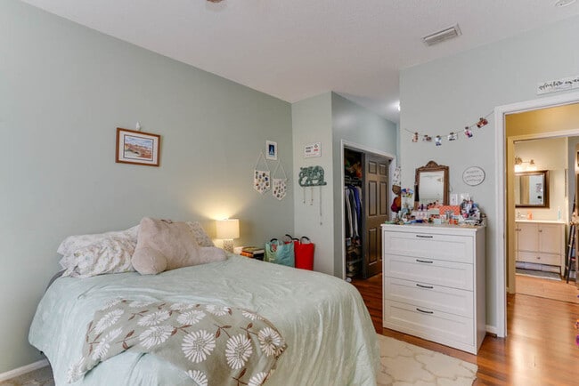 Building Photo - 321 Duke St