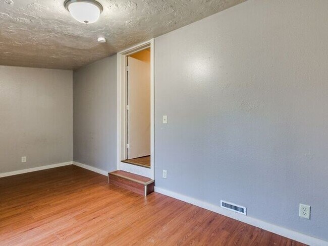 Building Photo - 537 S University Blvd