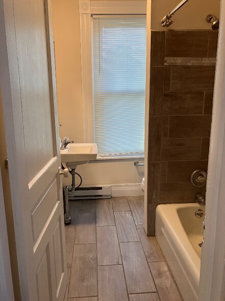 Building Photo - 613 Main St