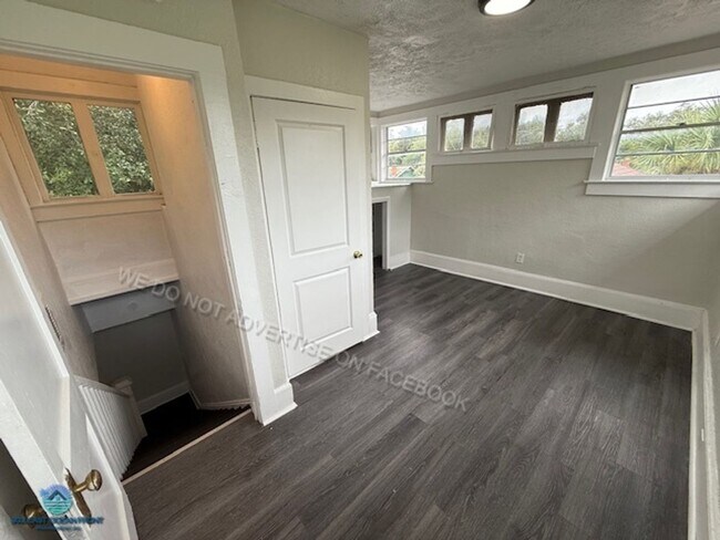 Building Photo - Gorgeous 2 story, 3 bedroom / 2bathroom ho...