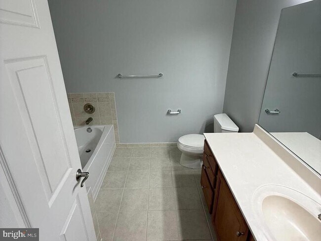 Building Photo - 300 W Elm St