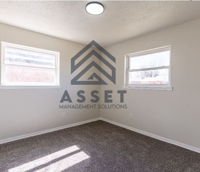 Building Photo - Lovely 4 Bed 1.5 Bath!!