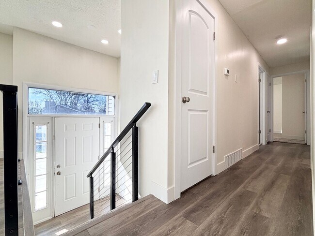 Building Photo - Beautiful Sandy Remodel Near Union Park!