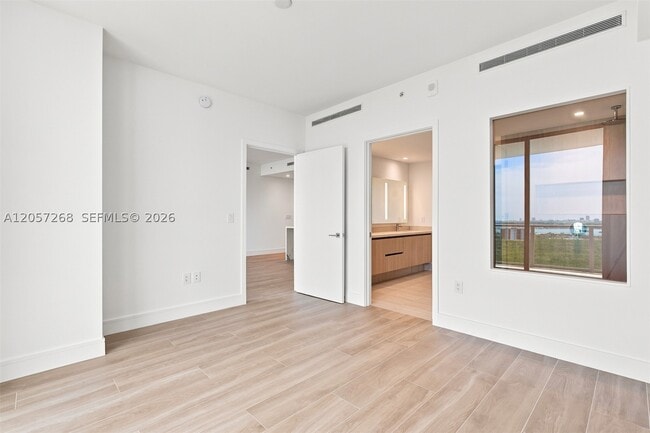 Building Photo - 2411 Laguna Cir
