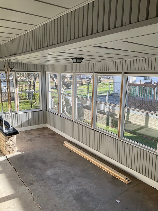 Building Photo - 407 N Vine Ave