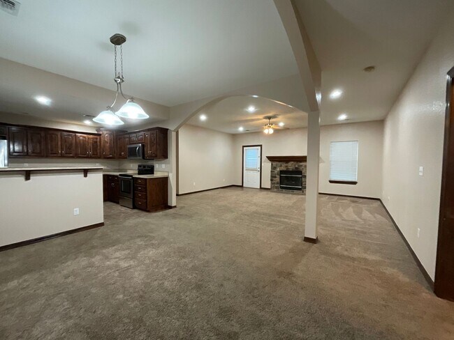 Building Photo - Large 3 Bedroom 2 Bathroom Home W/ Fenced Yard in WEBB CITY MO!!!