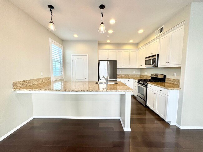 Building Photo - Newer Built Townhome with Solar in Gated Community! Pet-Friendly!