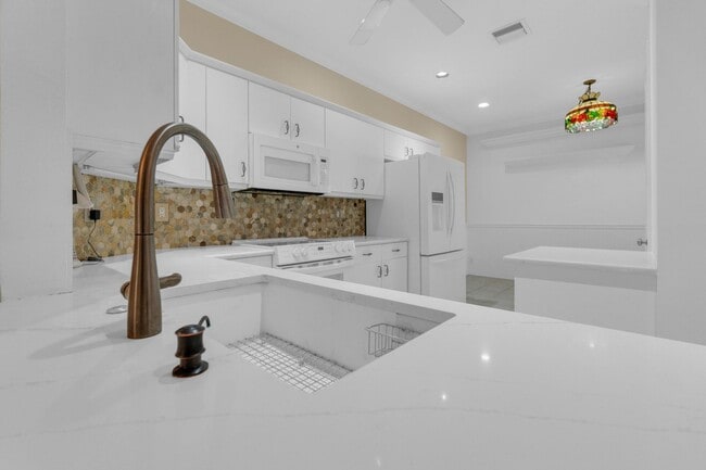 Building Photo - 10664 Royal Caribbean Cir