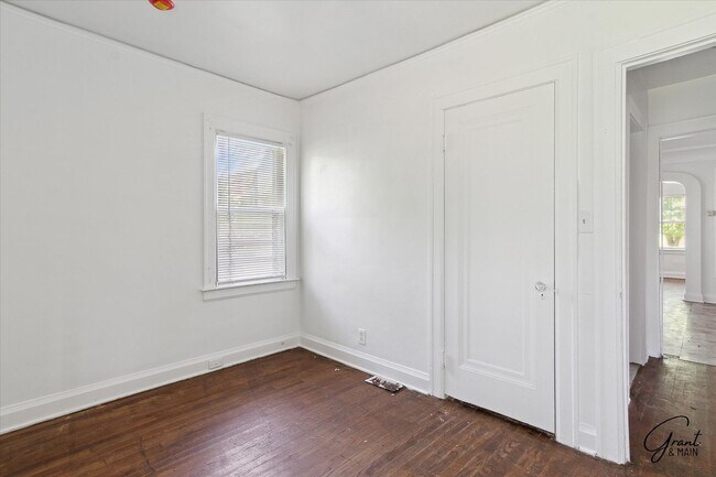 Building Photo - 10343 Crocuslawn Ave