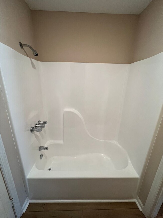 Building Photo - 2 bed 1 bath Available now!