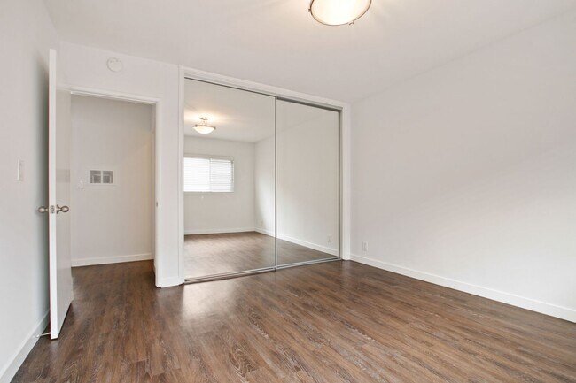 Building Photo - 1043 5th St