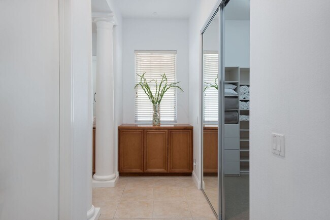 Building Photo - 45 Vista Encantada
