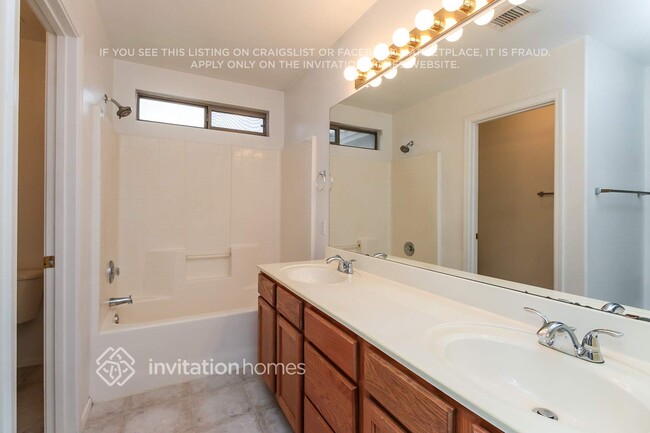 Building Photo - 1443 E Julep St