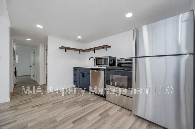 Building Photo - 2642-2642 S 800 E