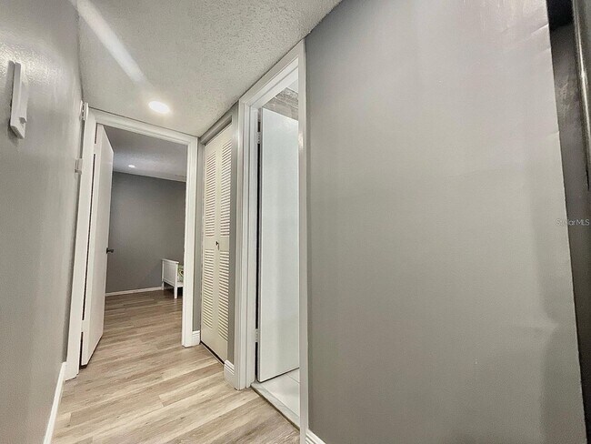Building Photo - 6062 Willowpointe Cir