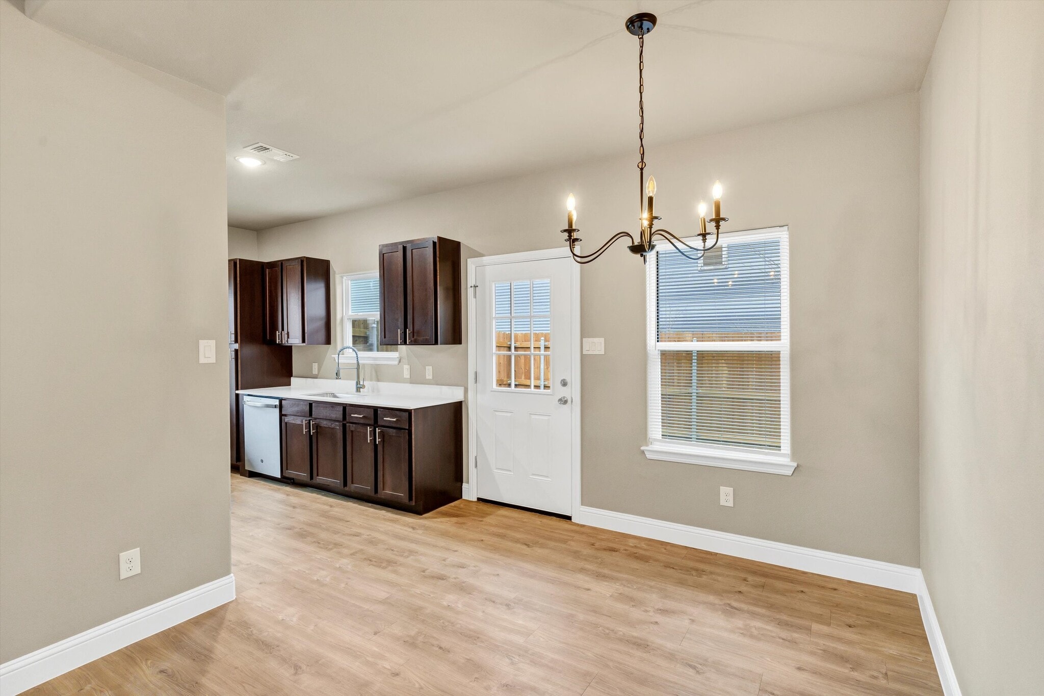 Building Photo - 404 Lake View St