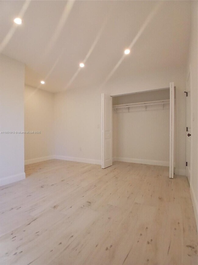 Building Photo - 1070 SW 135th Pl