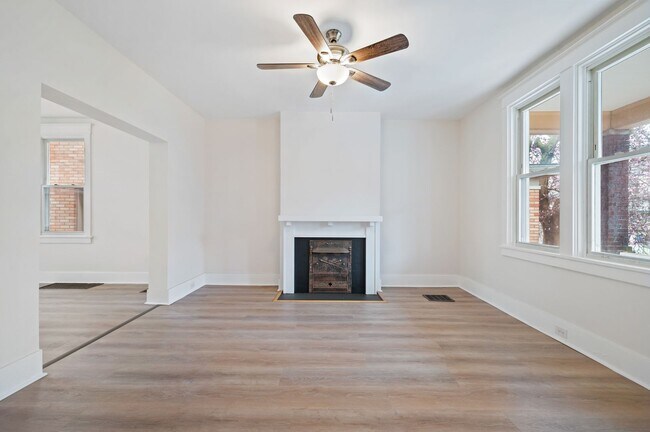 Building Photo - Newly Renovated 3 Bed, 1 Bath Home - Conveniently Located, Central AC & Heat - Available NOW in B...