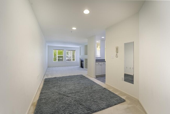 Building Photo - 2 bedroom in Seattle WA 98105