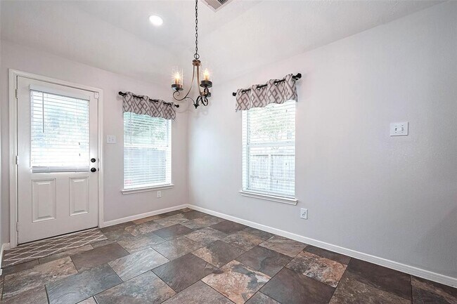 Building Photo - 2819 Lakecrest Way Dr