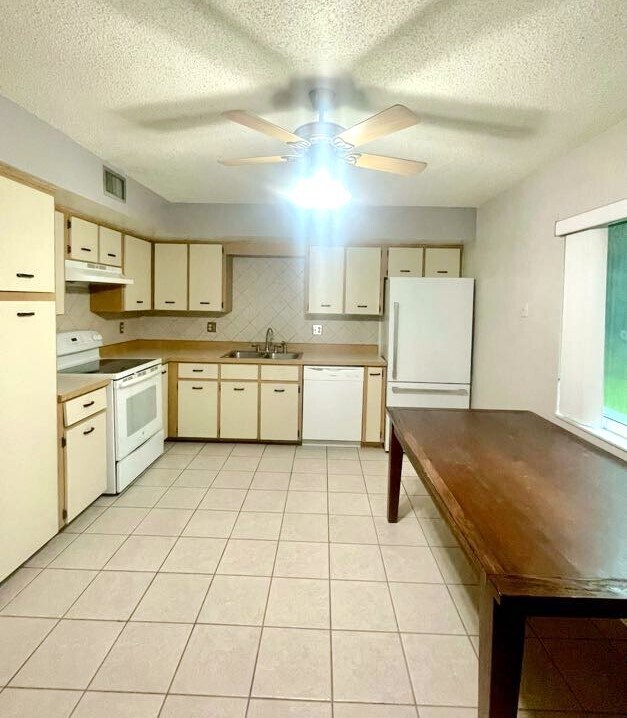 Building Photo - 2053 Oak Meadow Cir