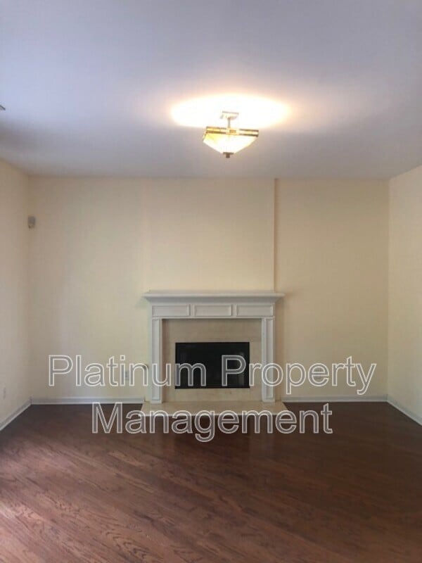 Building Photo - 3335 Woodside Ct