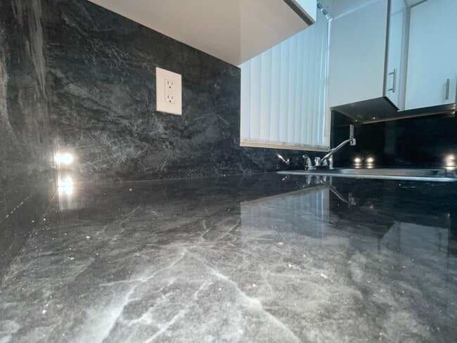 Building Photo - Renovated 1b1b for rent NOW