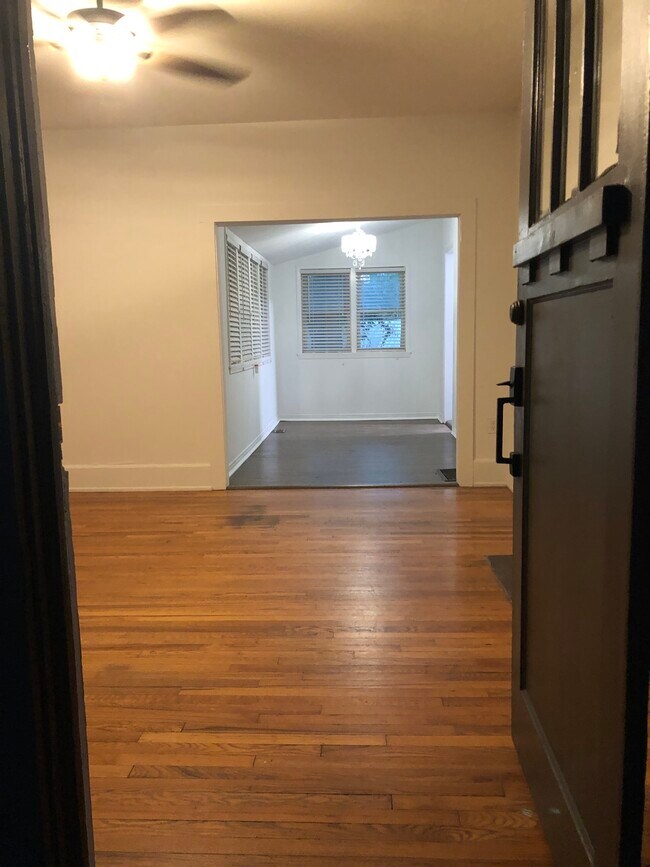 Building Photo - 1104 Hogan St