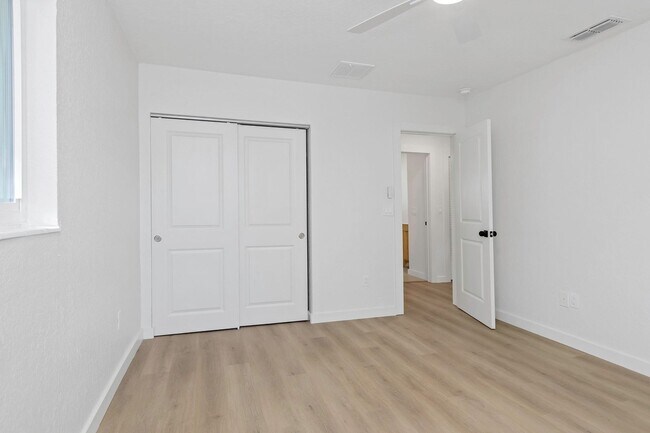 Building Photo - 2710 Boca Ciega Dr N