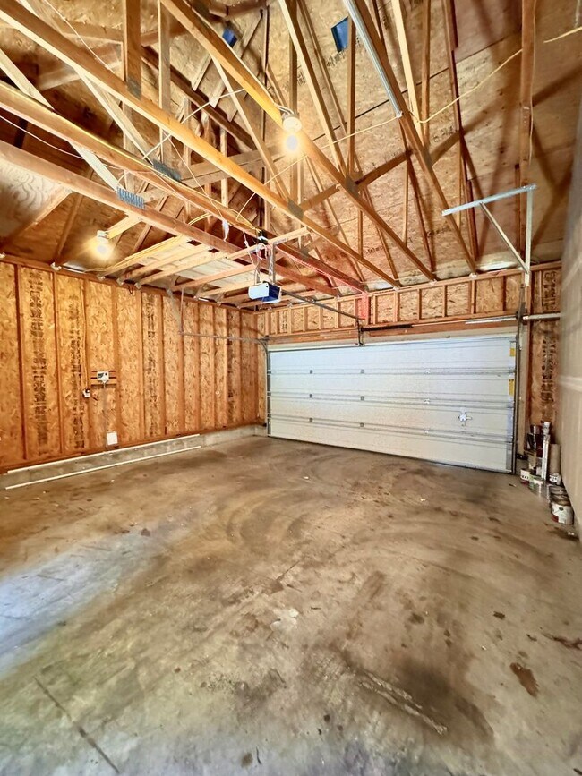 Building Photo - Beautiful Pet Friendly South Corvallis Home