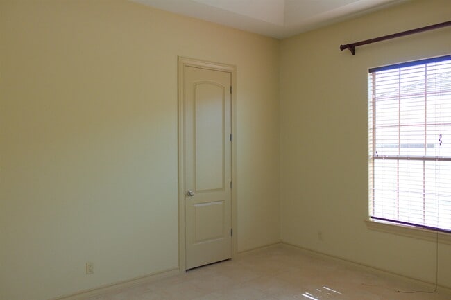 Building Photo - 10614 Kirby Dr
