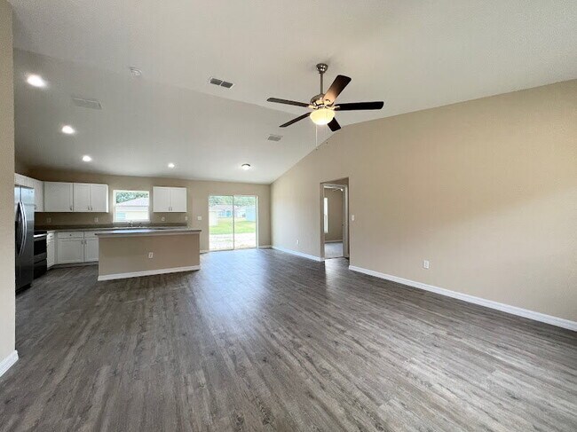 Building Photo - **Available March 15th**Beautiful Home for Rent 3 Bd 2Bath