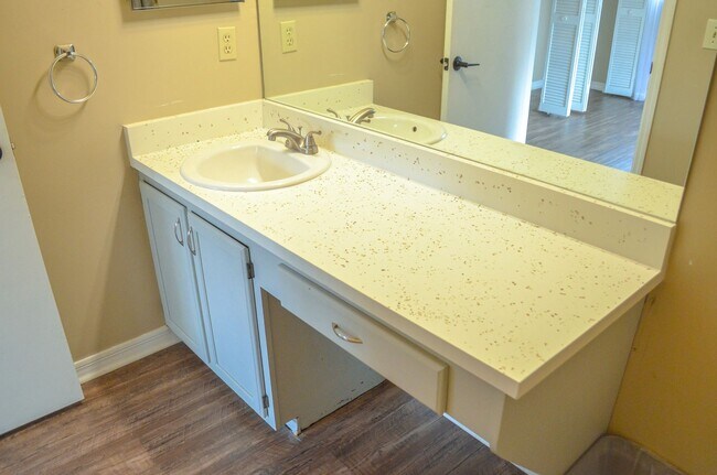 Building Photo - FIRST MONTH FREE! Rockwood Villas 3 bedroom 3 bath