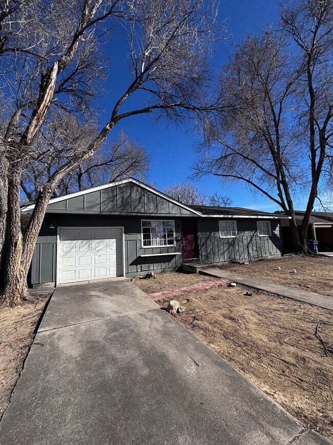Building Photo - 1818 Seminole Ln