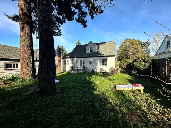 Building Photo - Charming Fully Furnished Bungalow Rental w...