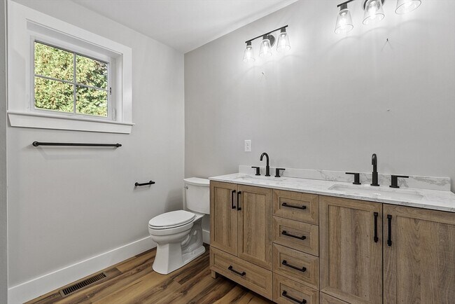 Building Photo - 18 Buttonwood Pl